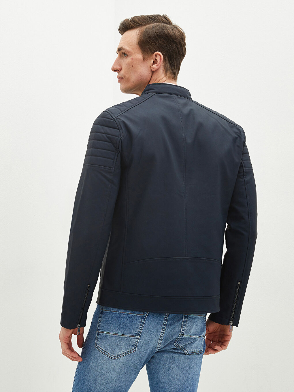 Пальто из искусственной кожи мужское приталенного кроя с байкерским воротником-5