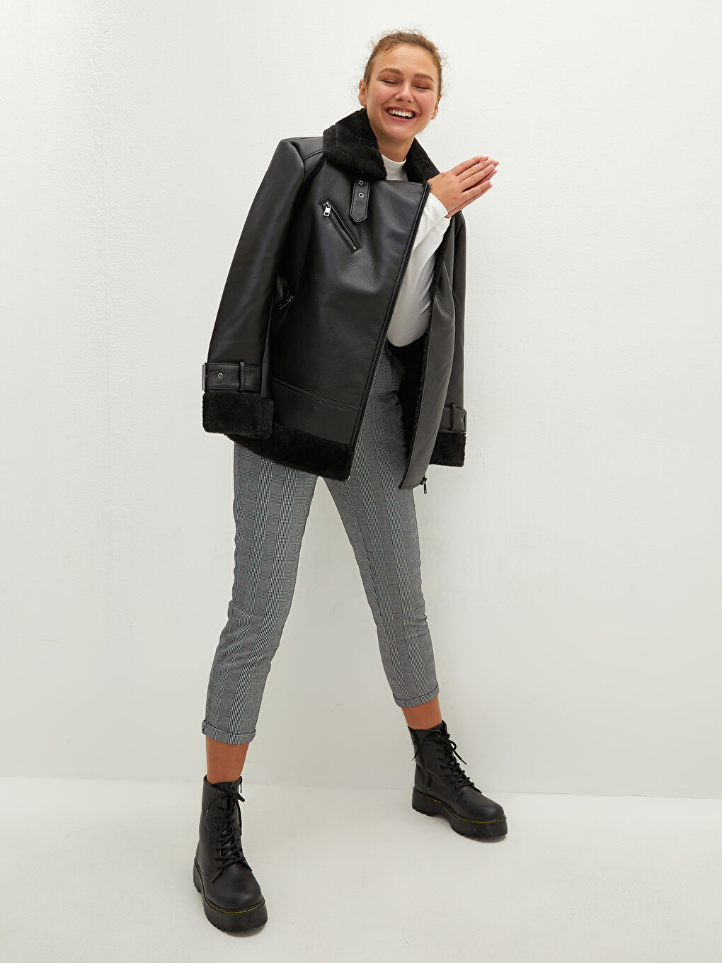 Дубленка с отложным воротником, застежкой-молнией, деталями карманов, длинным рукавом, кожаный вид, женское пальто