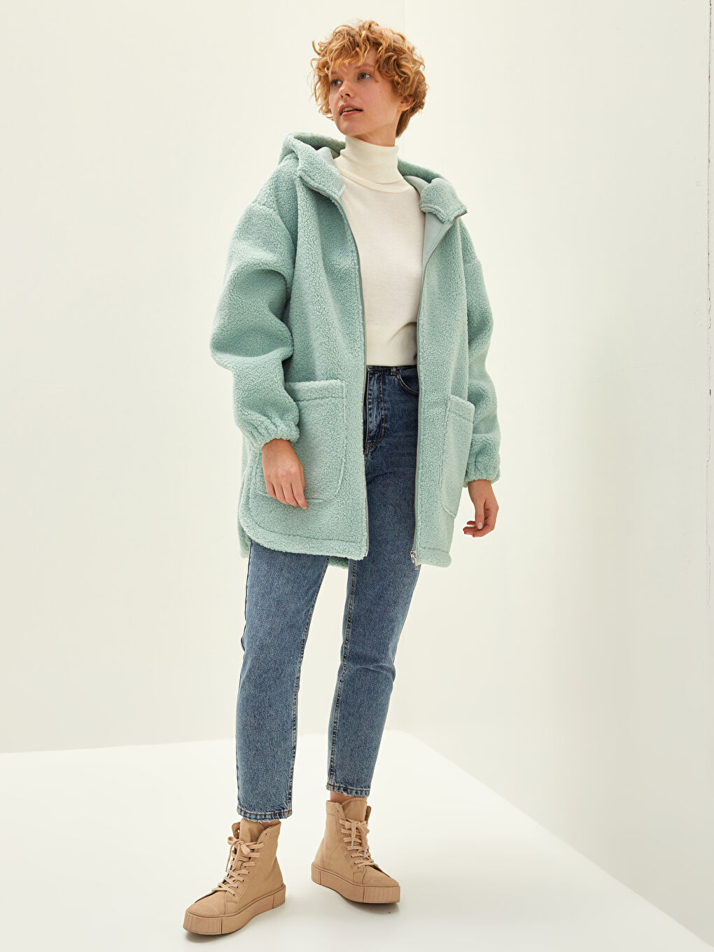 Kapüşon Yaka Düz Uzun Kollu Cep Detaylı Peluş Kadın Mont-2