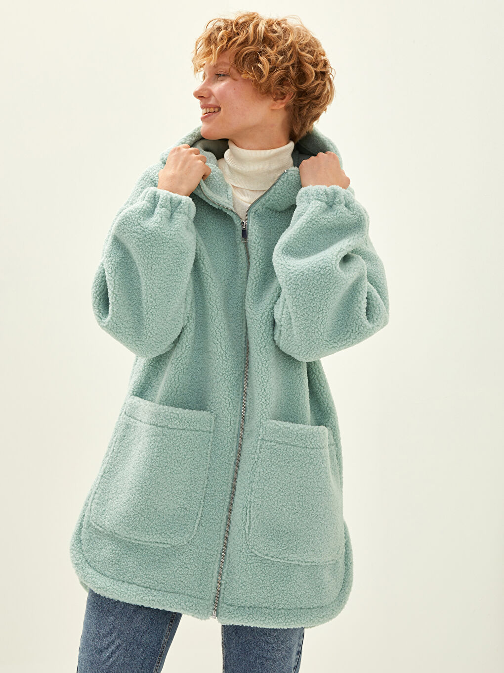 Kapüşon Yaka Düz Uzun Kollu Cep Detaylı Peluş Kadın Mont-3