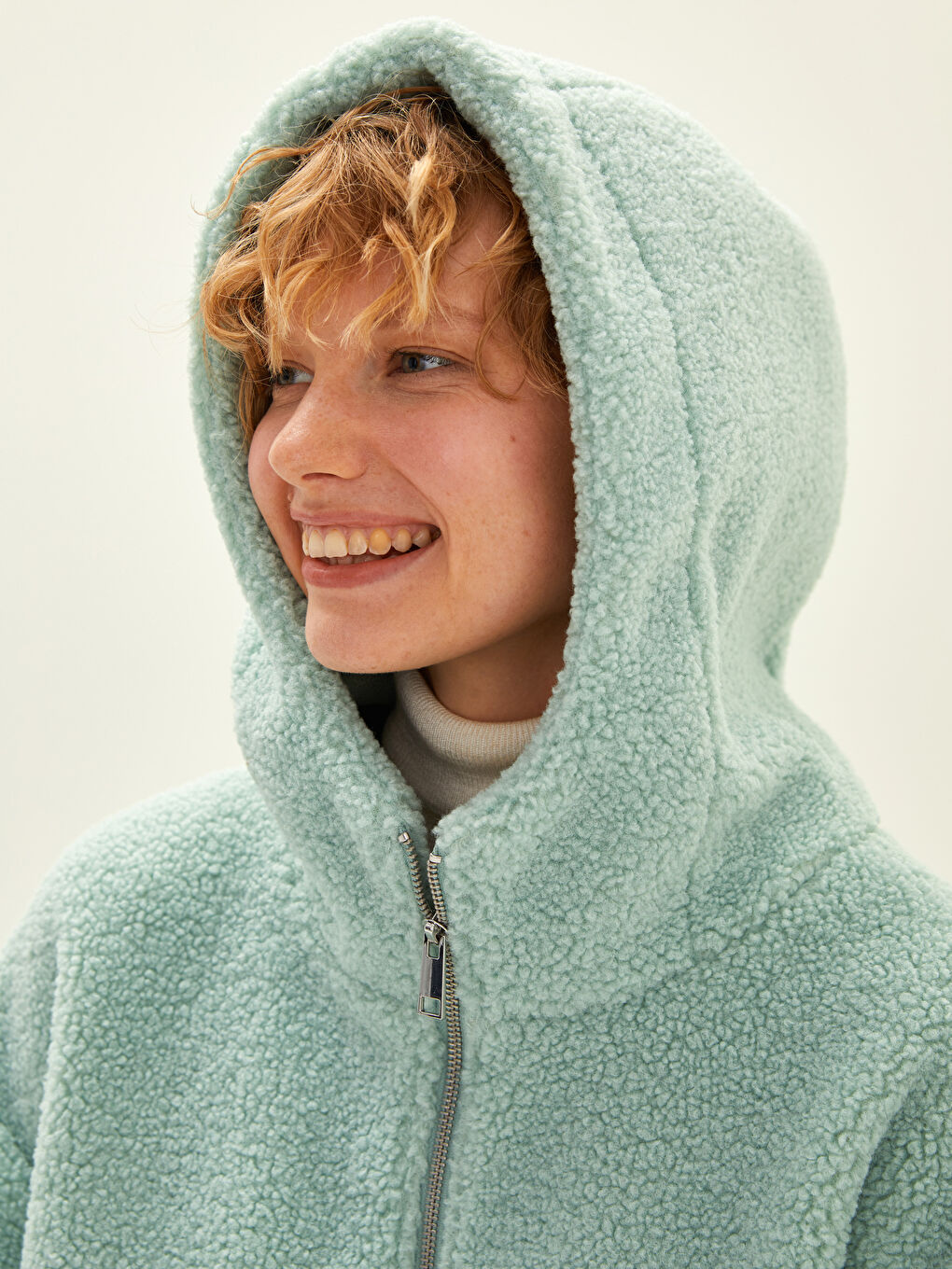 Kapüşon Yaka Düz Uzun Kollu Cep Detaylı Peluş Kadın Mont-4