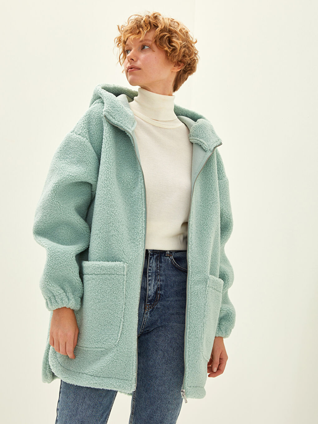 Kapüşon Yaka Düz Uzun Kollu Cep Detaylı Peluş Kadın Mont