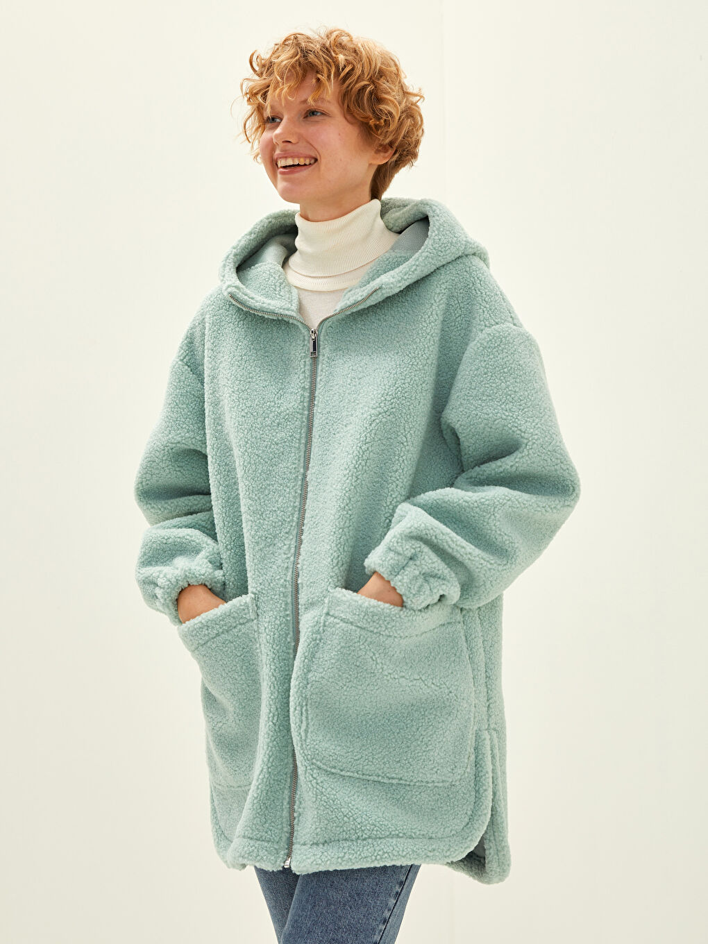 Kapüşon Yaka Düz Uzun Kollu Cep Detaylı Peluş Kadın Mont-1