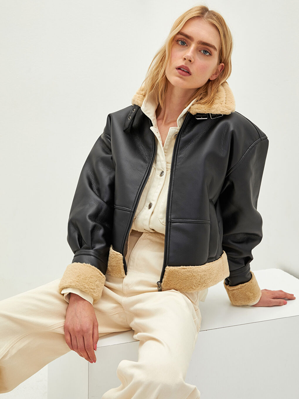 Manteau en simili cuir à col de chemise avec détails en fourrure, manches longues et fermeture éclair pour Femmes