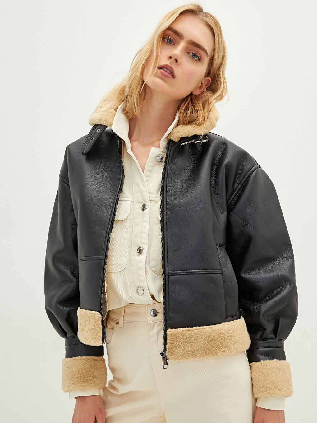 Manteau en simili cuir à col de chemise avec détails en fourrure, manches longues et fermeture éclair pour Femmes-1