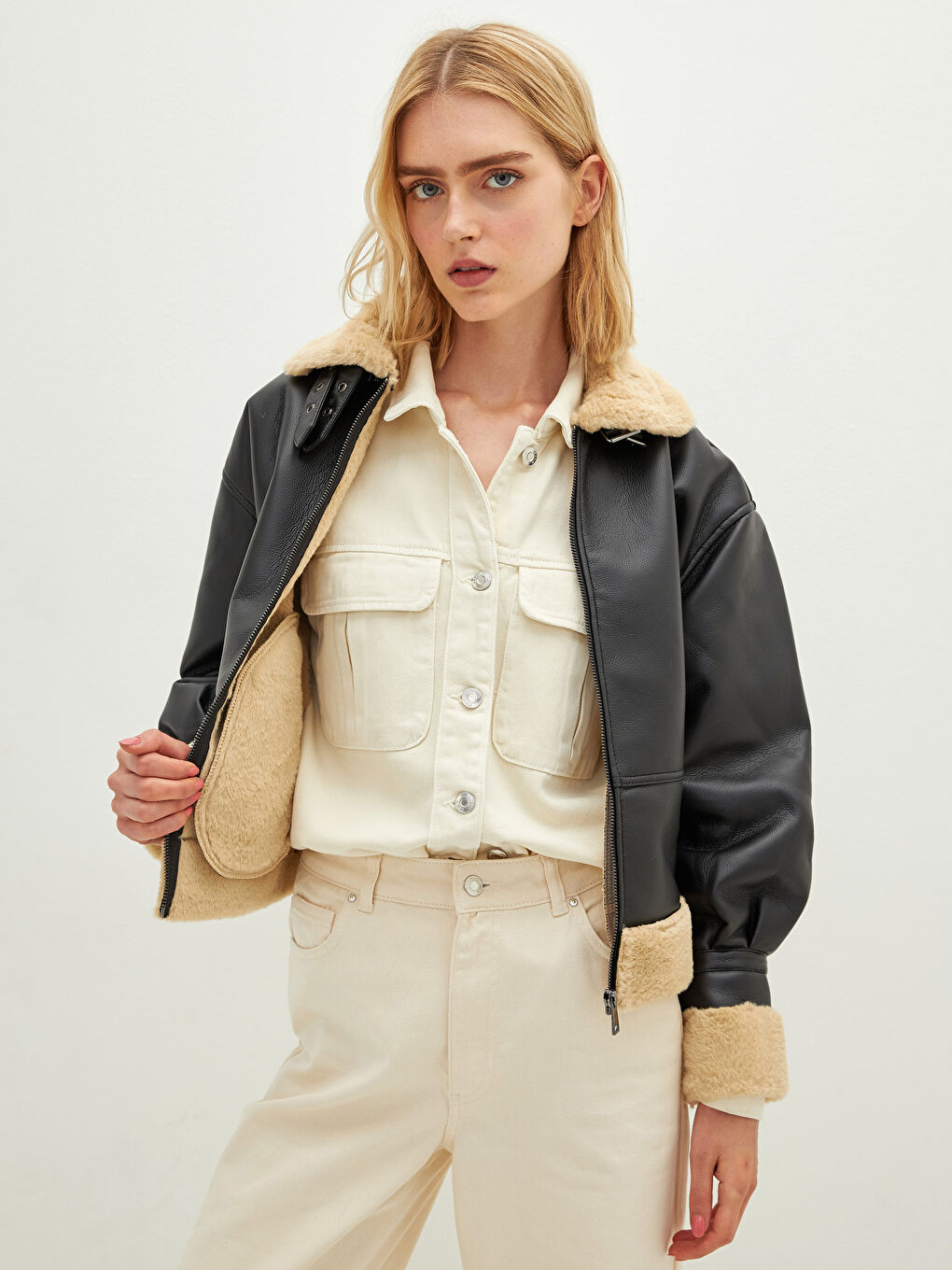 Manteau en simili cuir à col de chemise avec détails en fourrure, manches longues et fermeture éclair pour Femmes-2