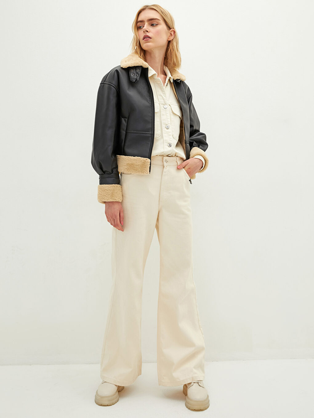 Manteau en simili cuir à col de chemise avec détails en fourrure, manches longues et fermeture éclair pour Femmes-4