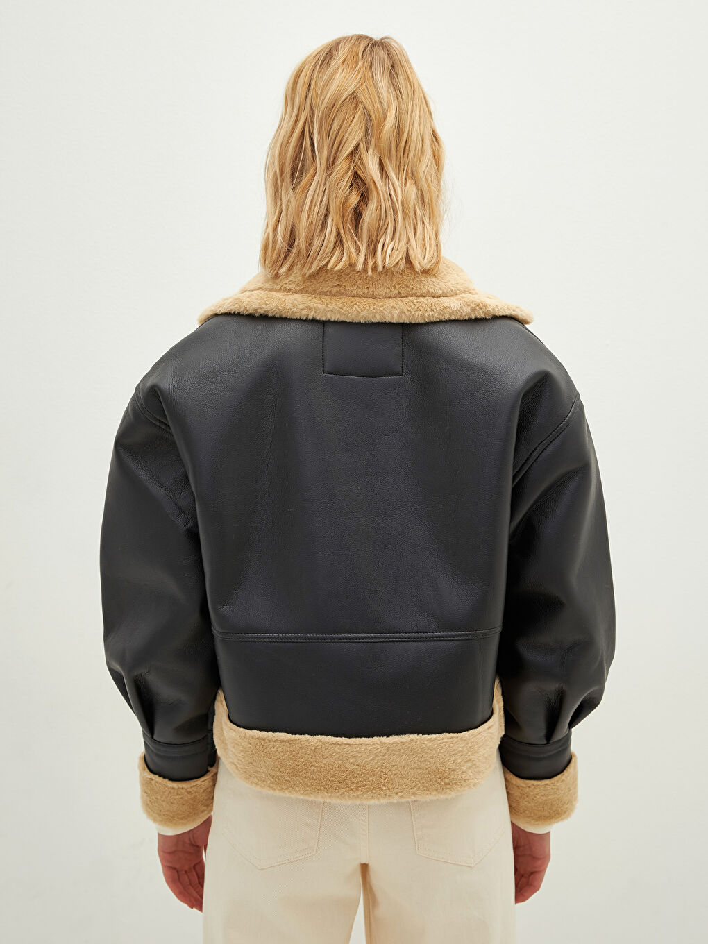 Manteau en simili cuir à col de chemise avec détails en fourrure, manches longues et fermeture éclair pour Femmes-5