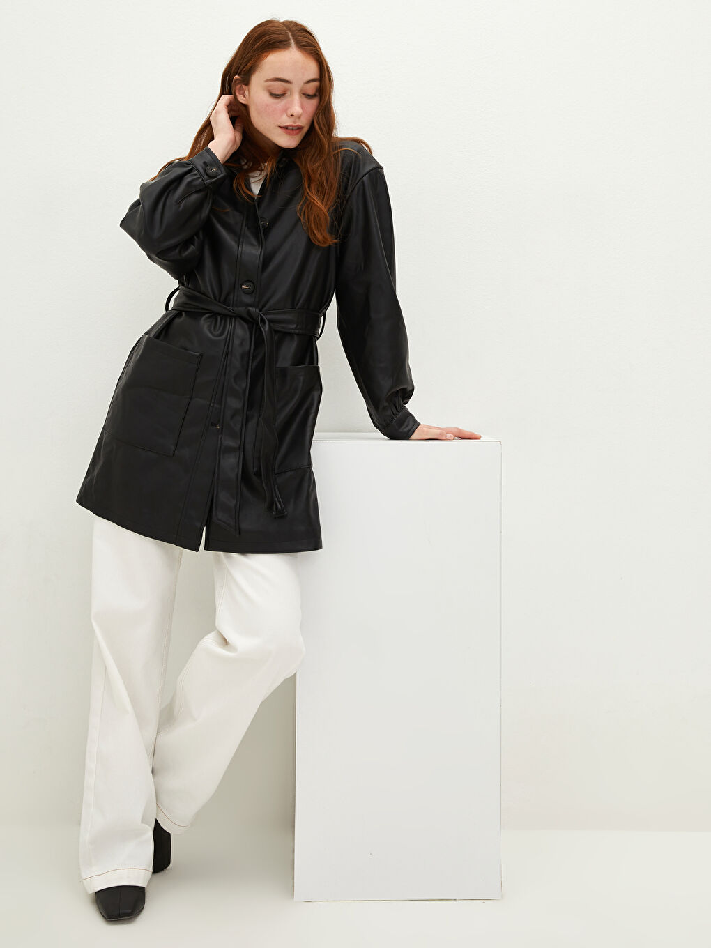 Siyah Gömlek Yaka Düz Uzun Kollu Cep Detaylı Kadın Deri Görünümlü Mont-1