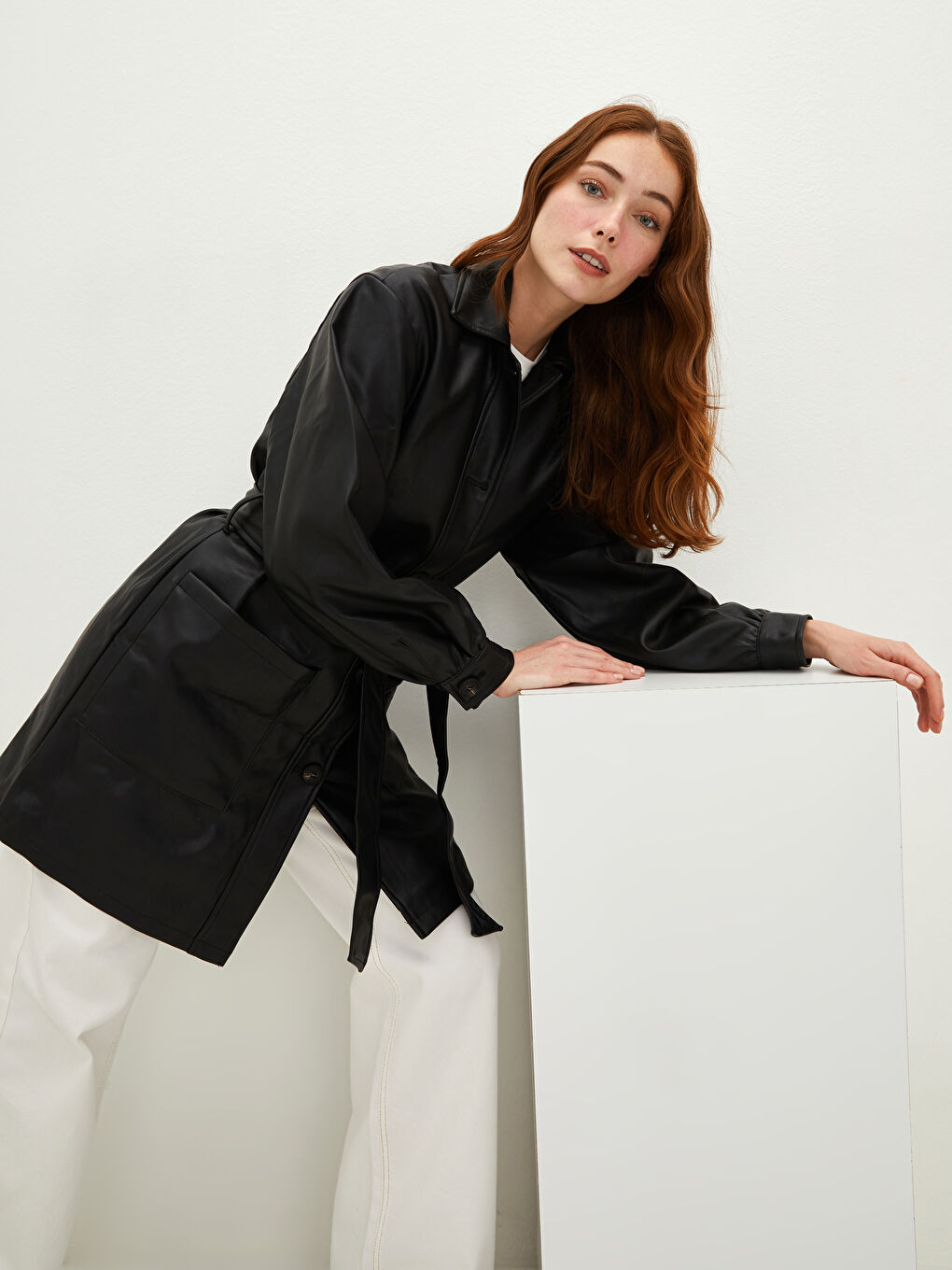 Siyah Gömlek Yaka Düz Uzun Kollu Cep Detaylı Kadın Deri Görünümlü Mont-4