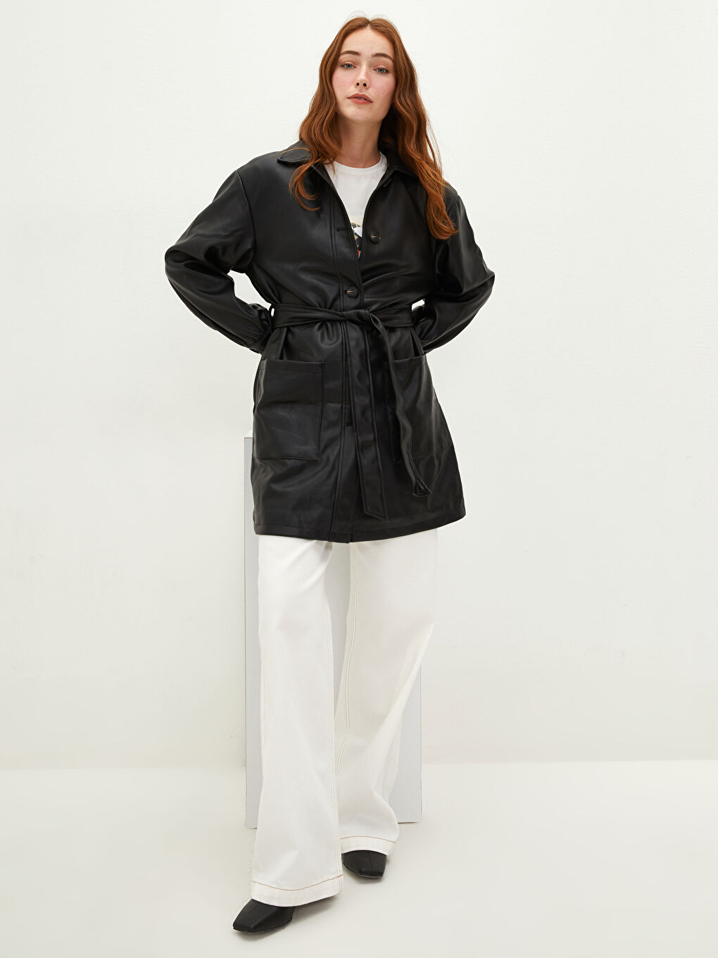 Siyah Gömlek Yaka Düz Uzun Kollu Cep Detaylı Kadın Deri Görünümlü Mont