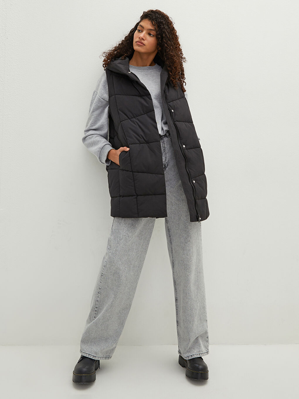 Әйелдерге арналған капюшонды жеңсіз принтті пуховик жилет-1