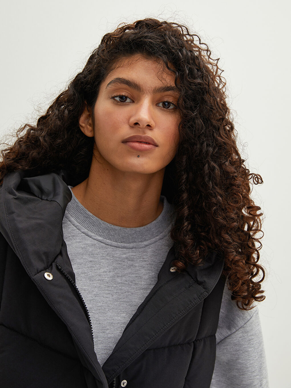 Әйелдерге арналған капюшонды жеңсіз принтті пуховик жилет-2