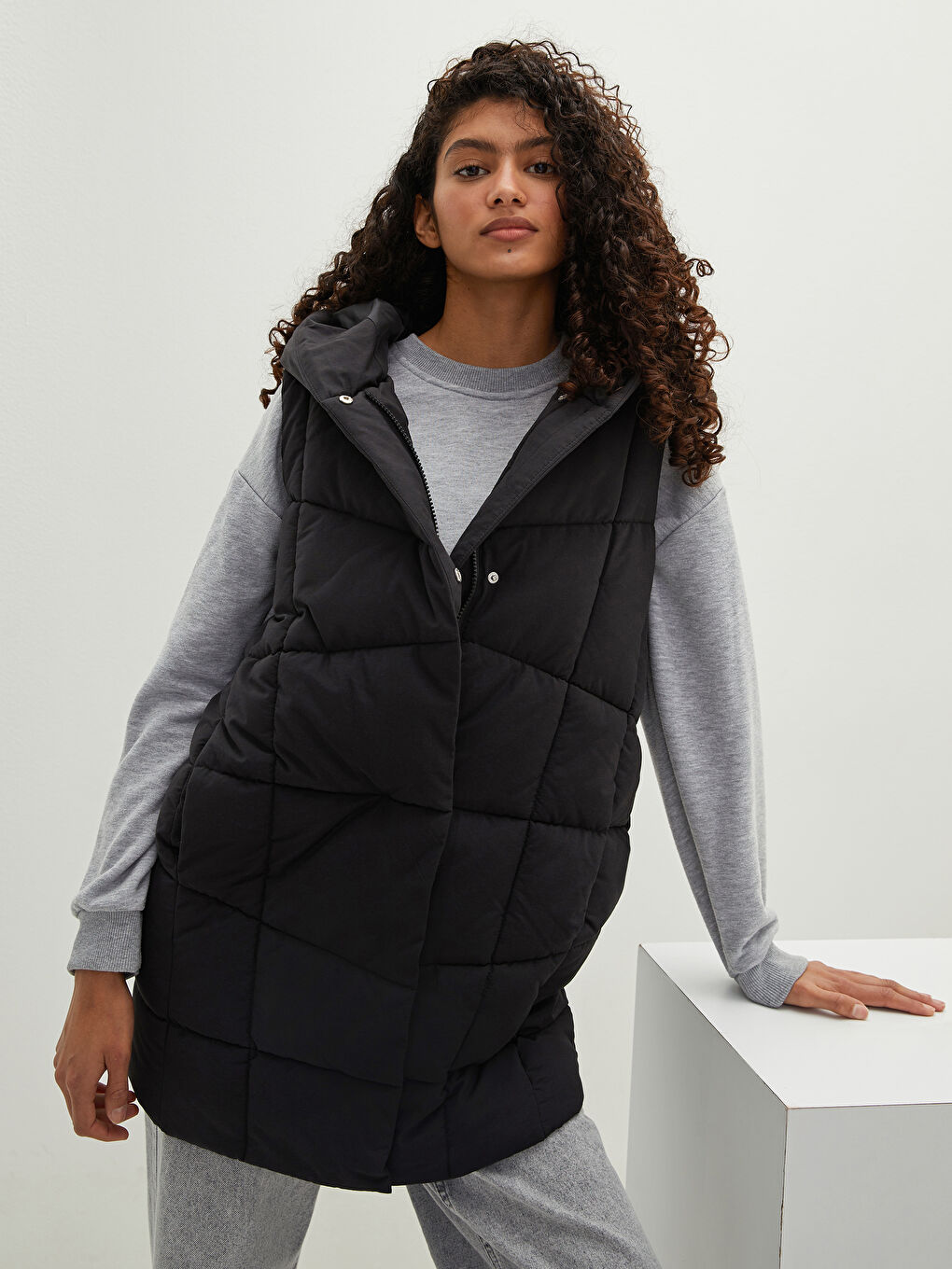 Әйелдерге арналған капюшонды жеңсіз принтті пуховик жилет-4