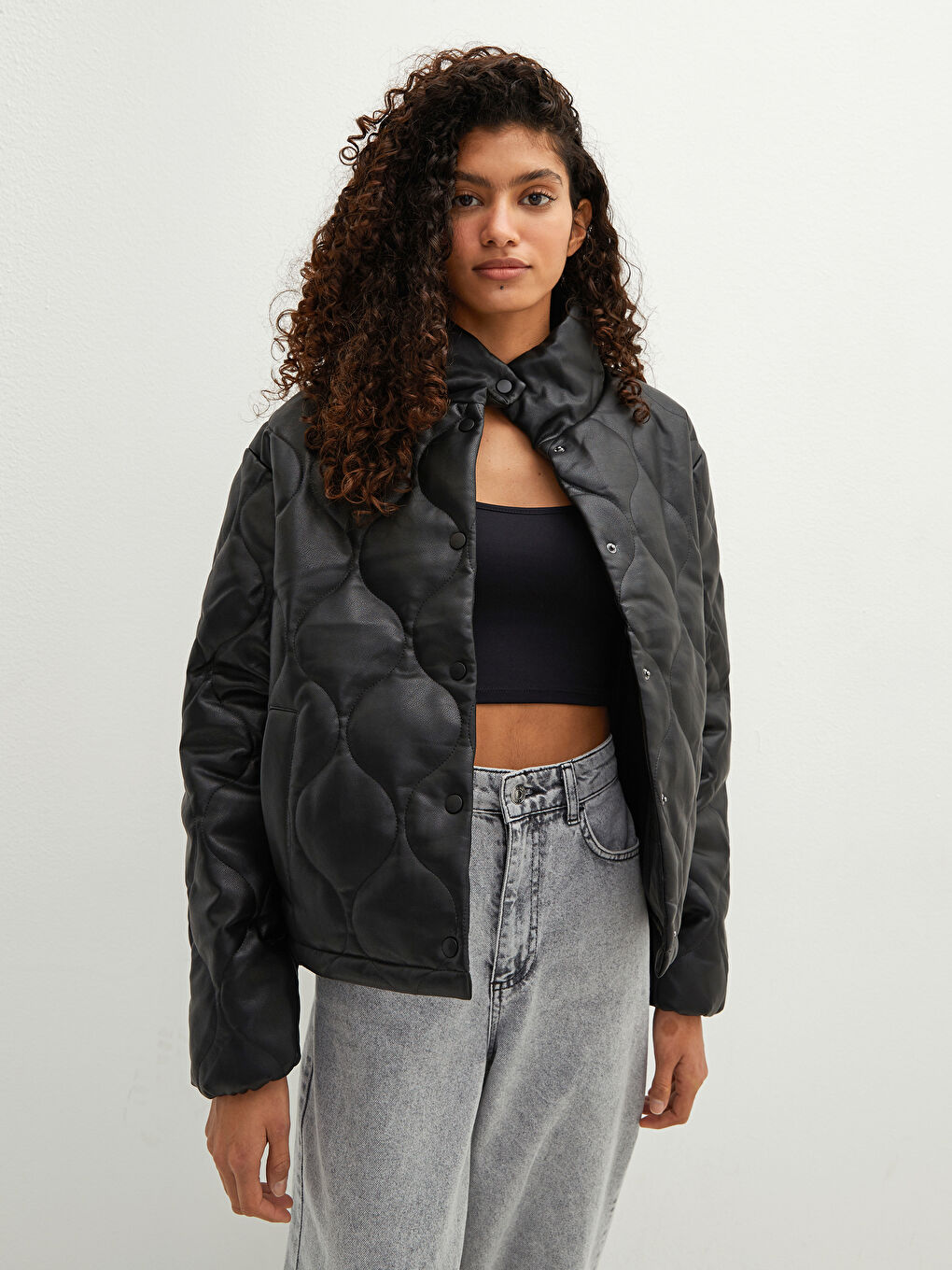 Siyah Dik Yaka Kendinden Desenli Kadın Şişme Mont-1