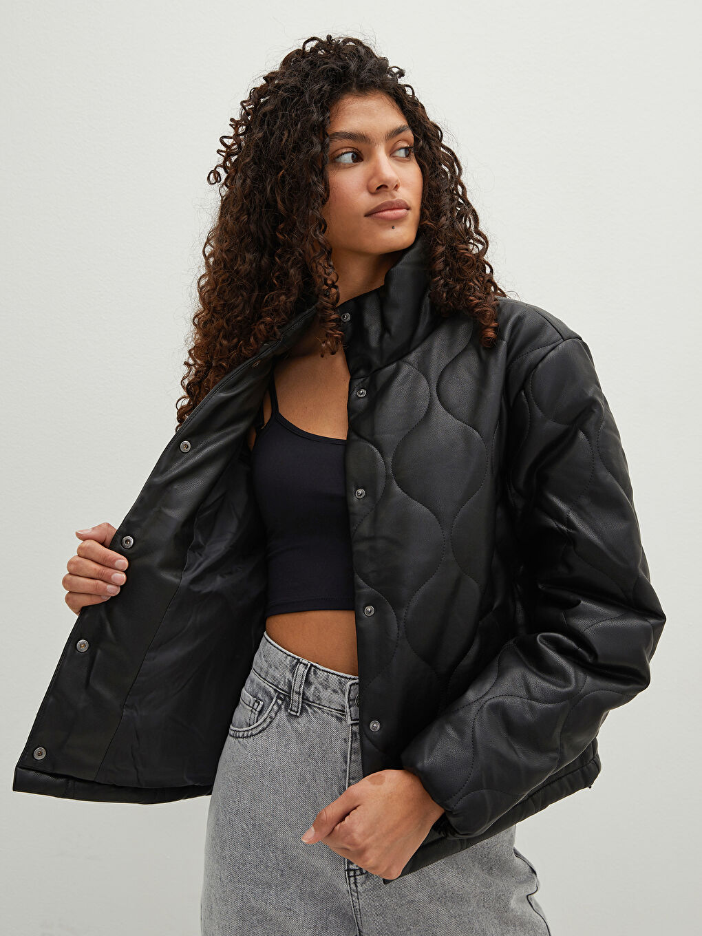 Siyah Dik Yaka Kendinden Desenli Kadın Şişme Mont-2