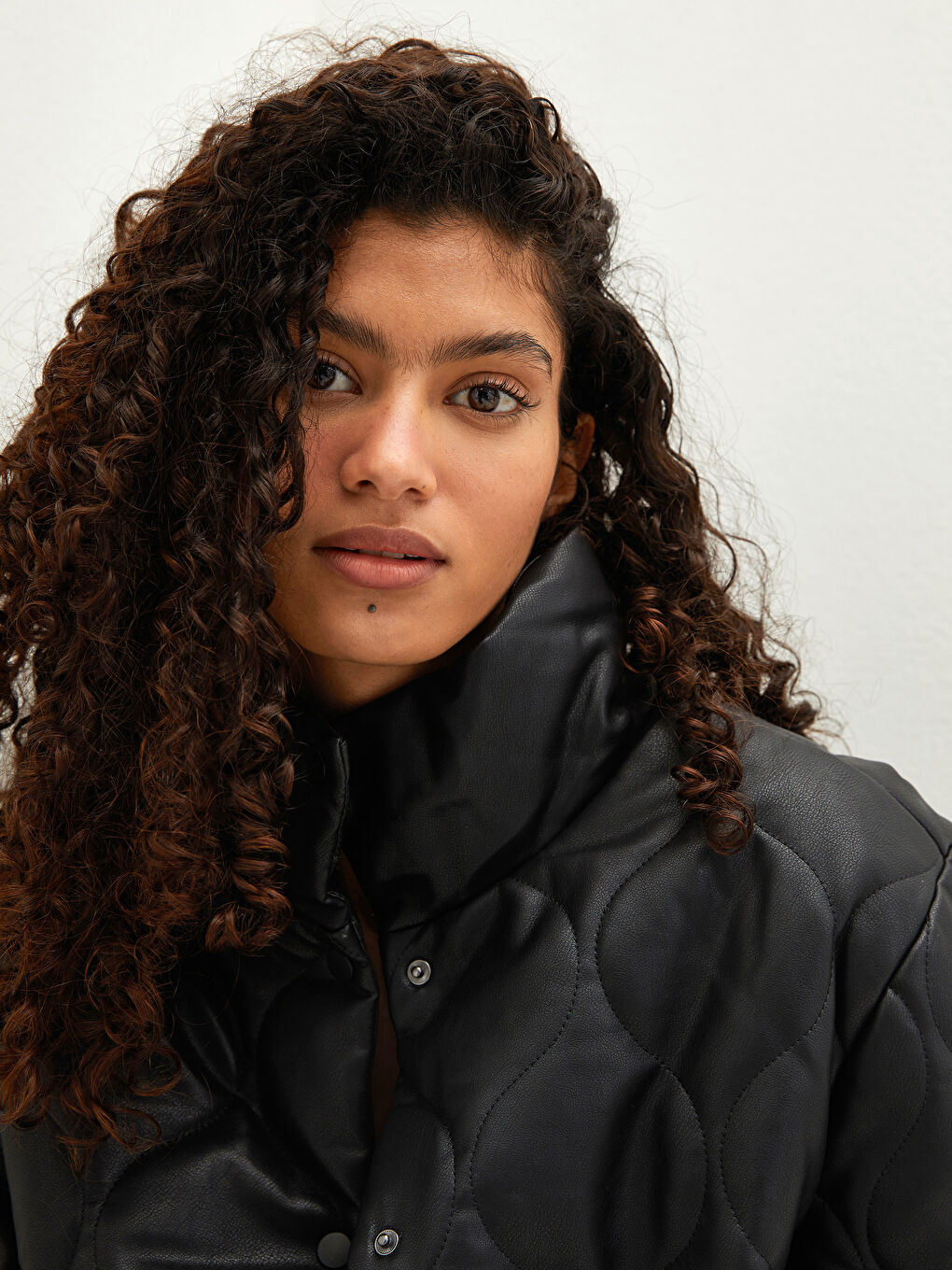 Siyah Dik Yaka Kendinden Desenli Kadın Şişme Mont-5