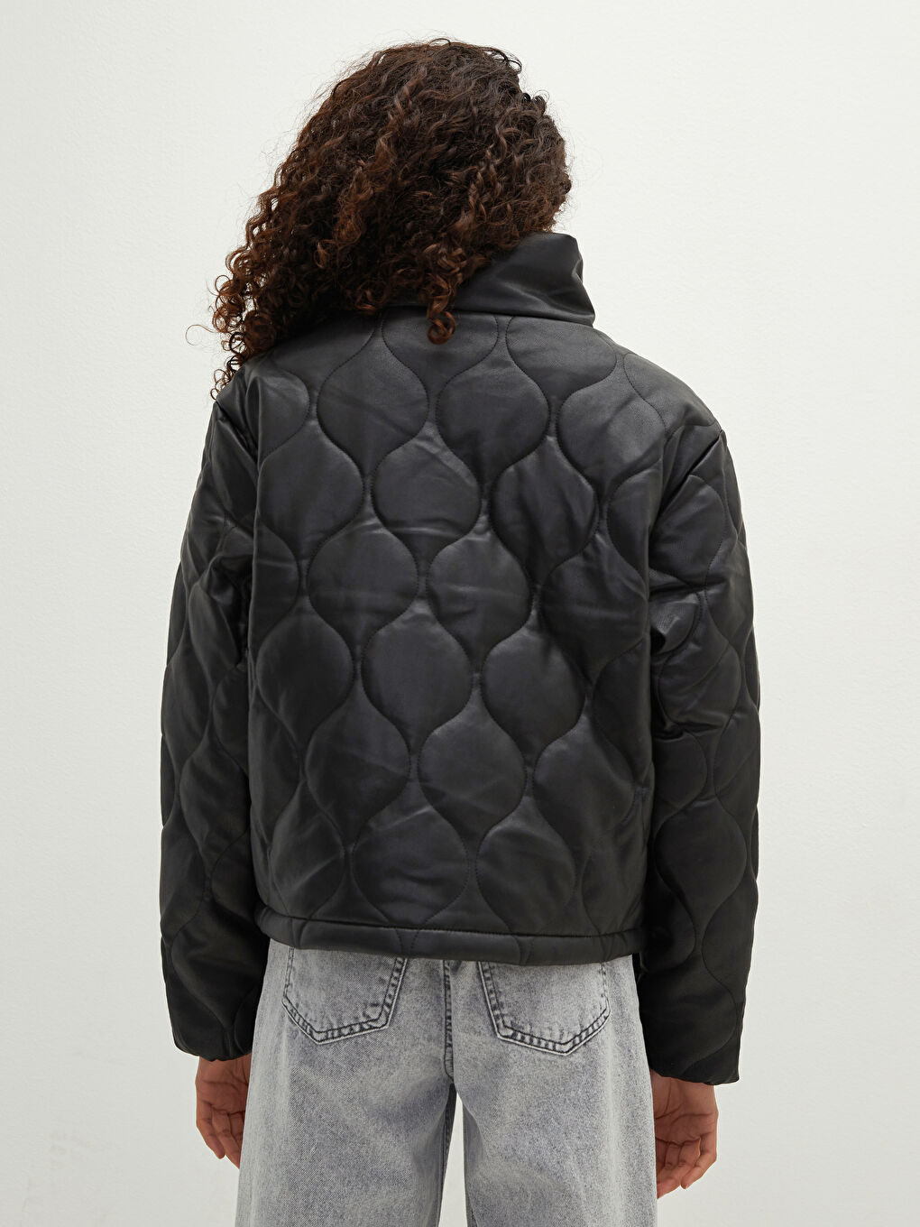 Siyah Dik Yaka Kendinden Desenli Kadın Şişme Mont-6