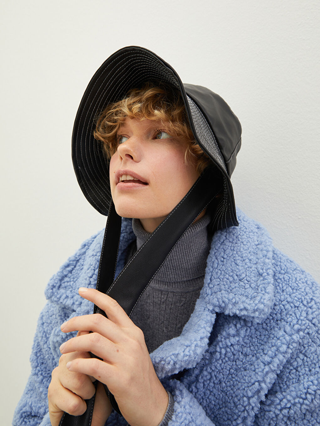 Siyah Deri Görünümlü Bağlama Detaylı Bucket Şapka-1