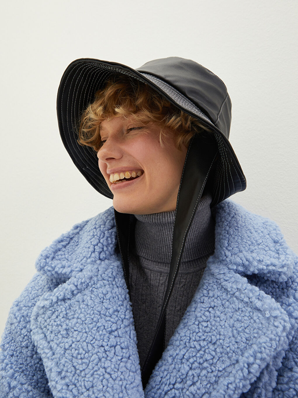 Siyah Deri Görünümlü Bağlama Detaylı Bucket Şapka-3