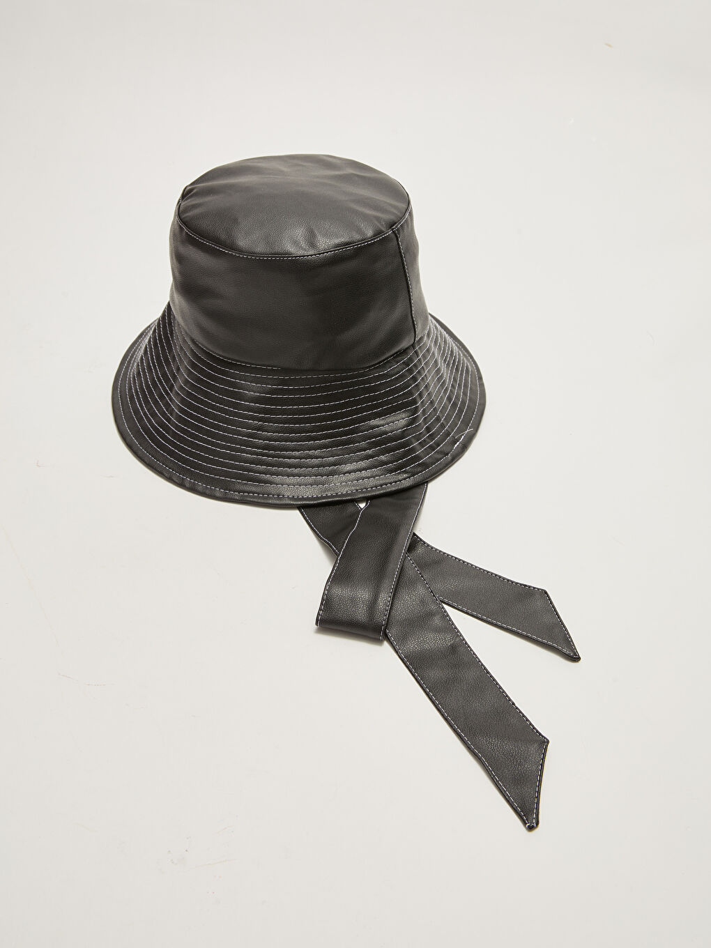 Siyah Deri Görünümlü Bağlama Detaylı Bucket Şapka-6