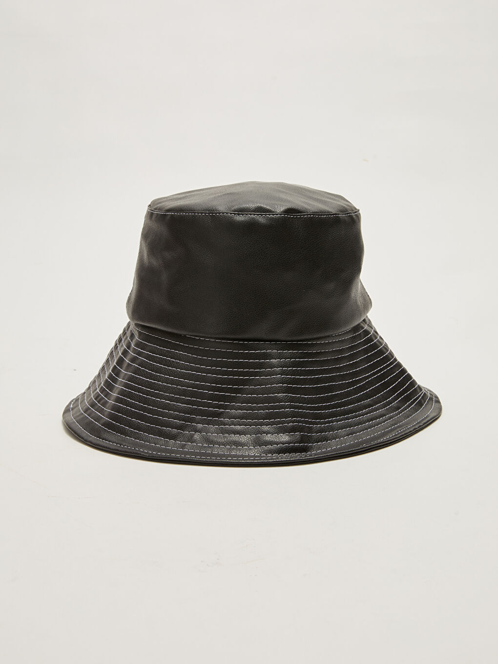 Siyah Deri Görünümlü Bağlama Detaylı Bucket Şapka-7