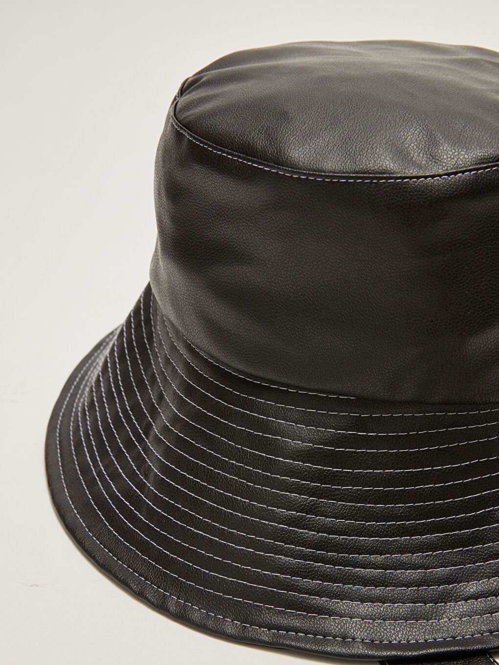 Siyah Deri Görünümlü Bağlama Detaylı Bucket Şapka-5