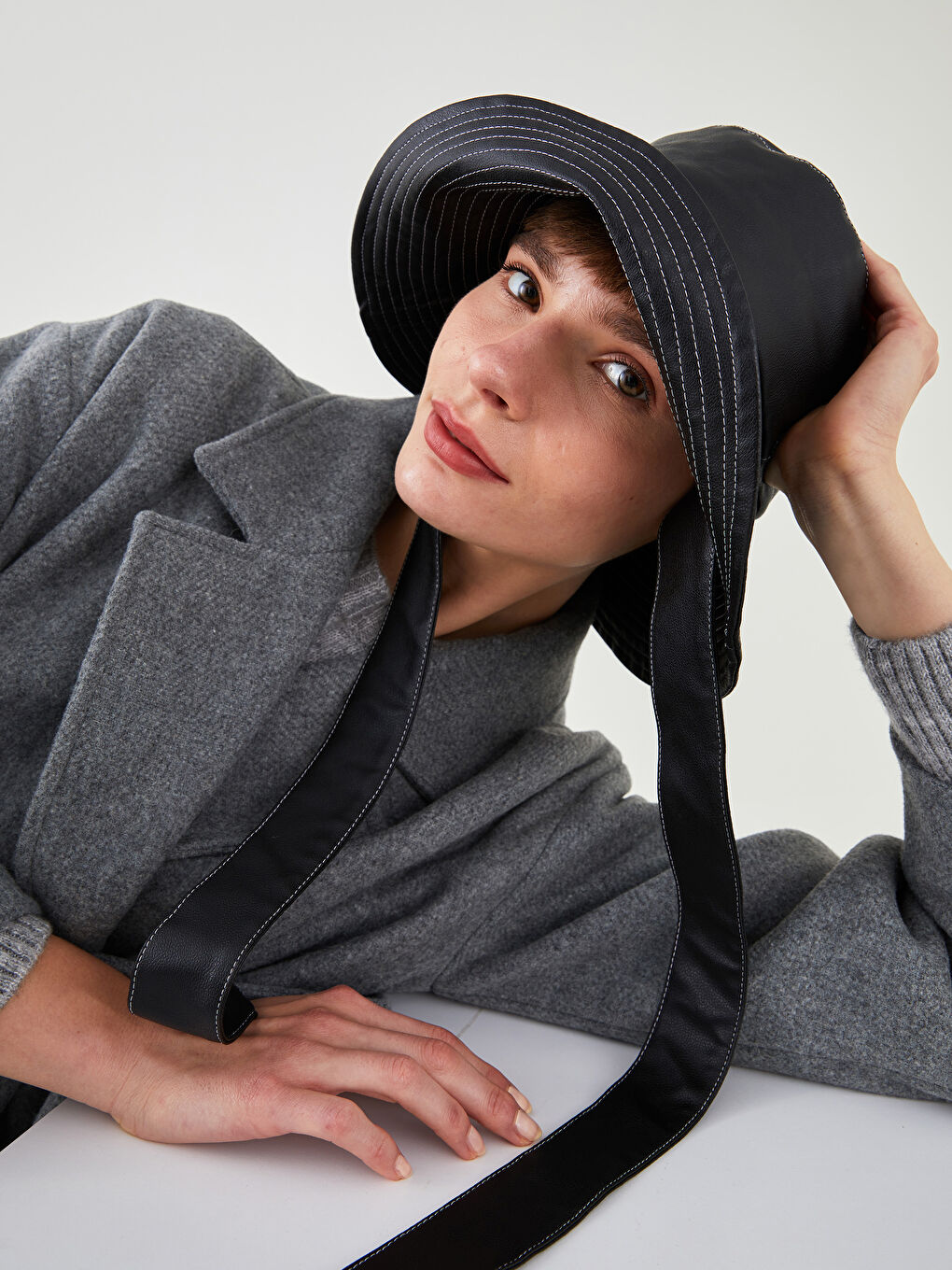 Siyah Deri Görünümlü Bağlama Detaylı Bucket Şapka