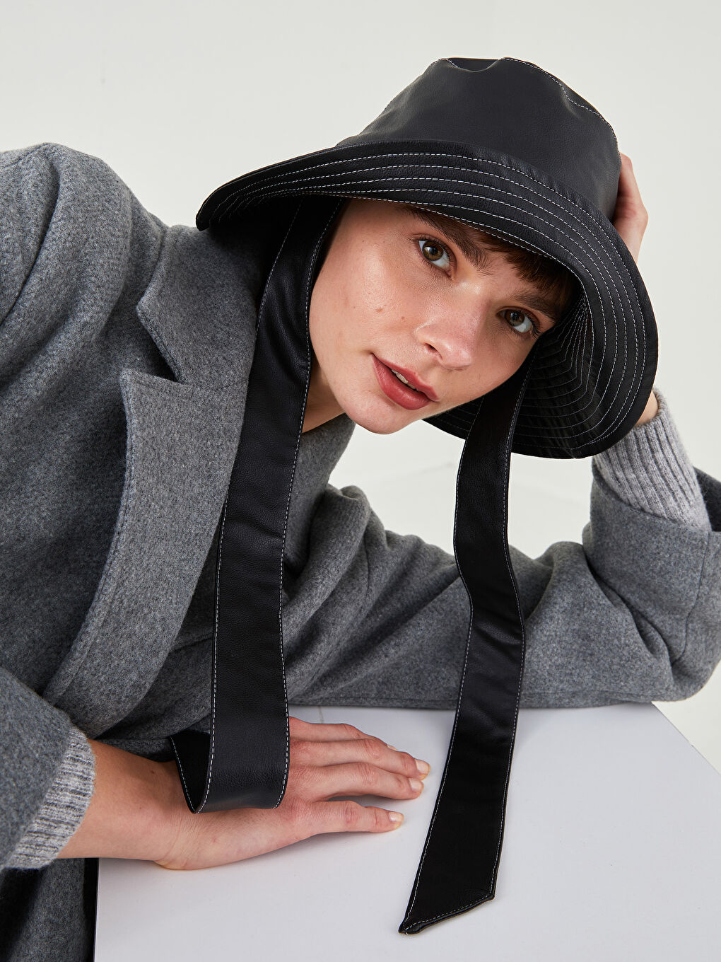 Siyah Deri Görünümlü Bağlama Detaylı Bucket Şapka-2