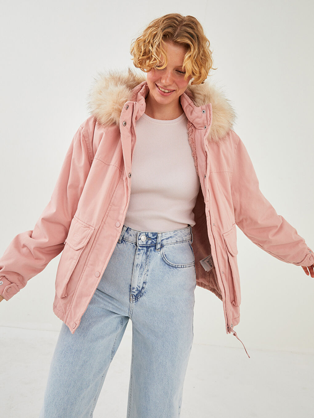 LCW Vision Manteau Parka pour Femmes en Gabardine avec Col à Capuche et Détail en Fourrure, Manches Longues -W10384Z8-R7P