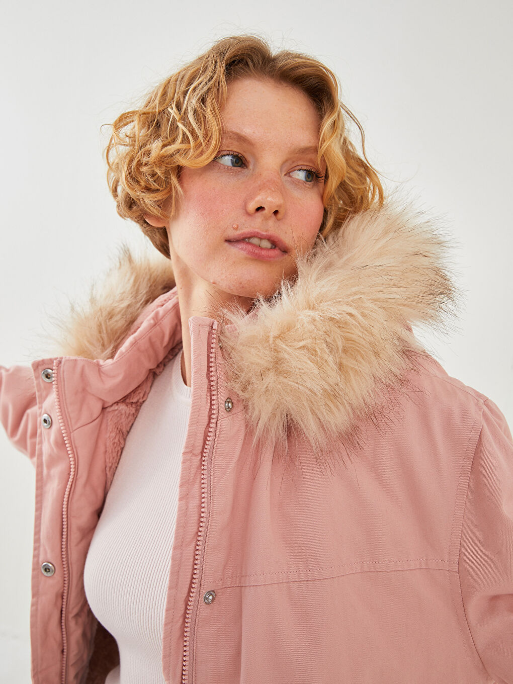 LCW Vision Manteau Parka pour Femmes en Gabardine avec Col à Capuche et Détail en Fourrure, Manches Longues -W10384Z8-R7P