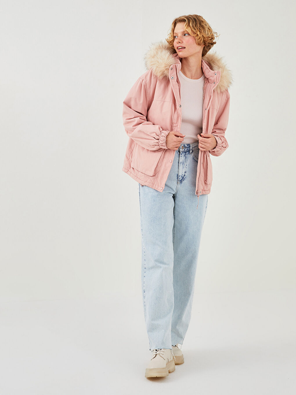 LCW Vision Manteau Parka pour Femmes en Gabardine avec Col à Capuche et Détail en Fourrure, Manches Longues -W10384Z8-R7P