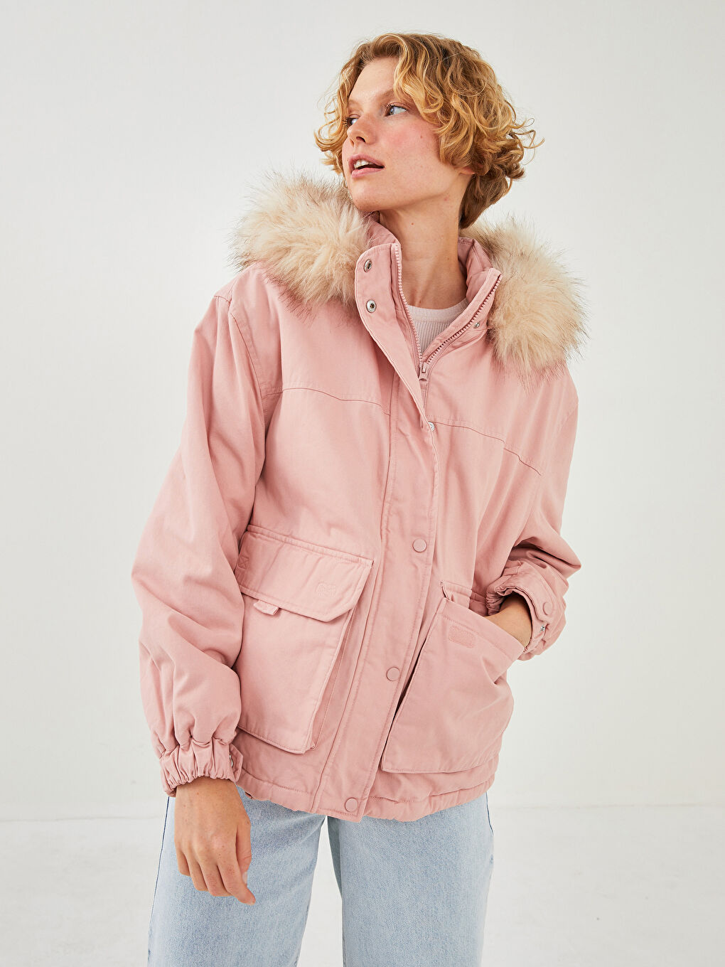 LCW Vision Manteau Parka pour Femmes en Gabardine avec Col à Capuche et Détail en Fourrure, Manches Longues -W10384Z8-R7P