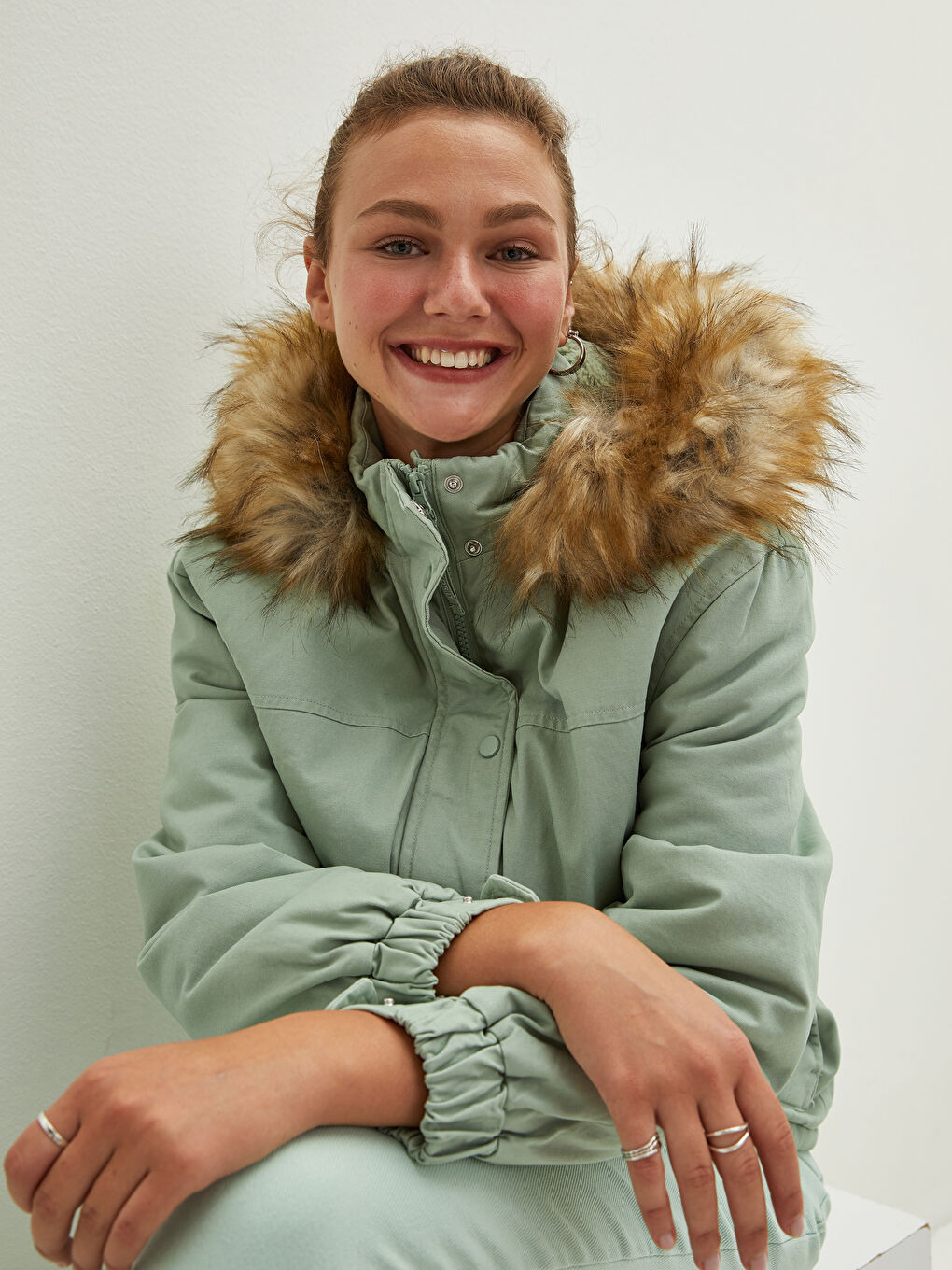 Manteau Parka pour Femmes en Gabardine avec Col à Capuche et Détail en Fourrure, Manches Longues-2