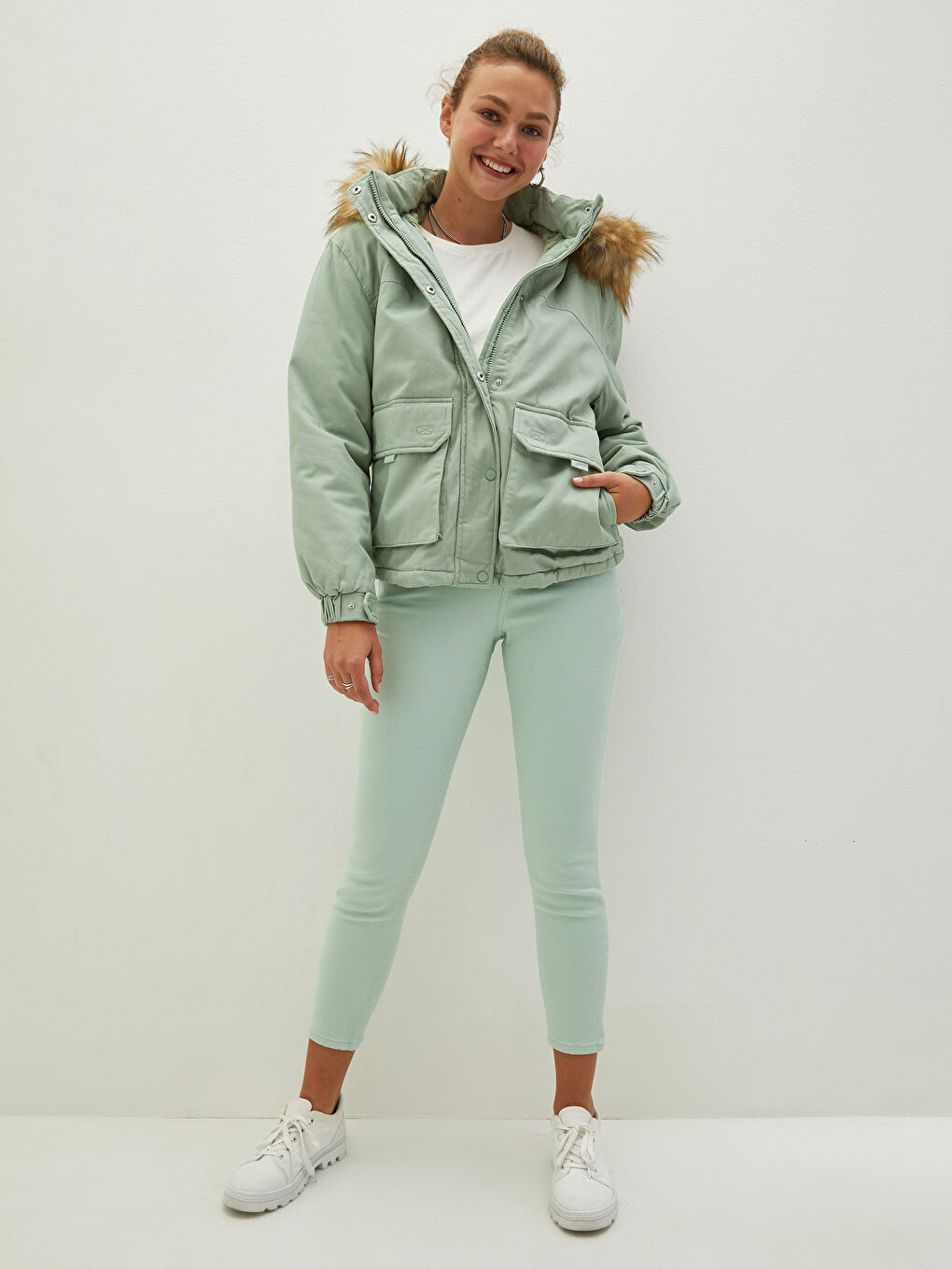 Manteau Parka pour Femmes en Gabardine avec Col à Capuche et Détail en Fourrure, Manches Longues-4