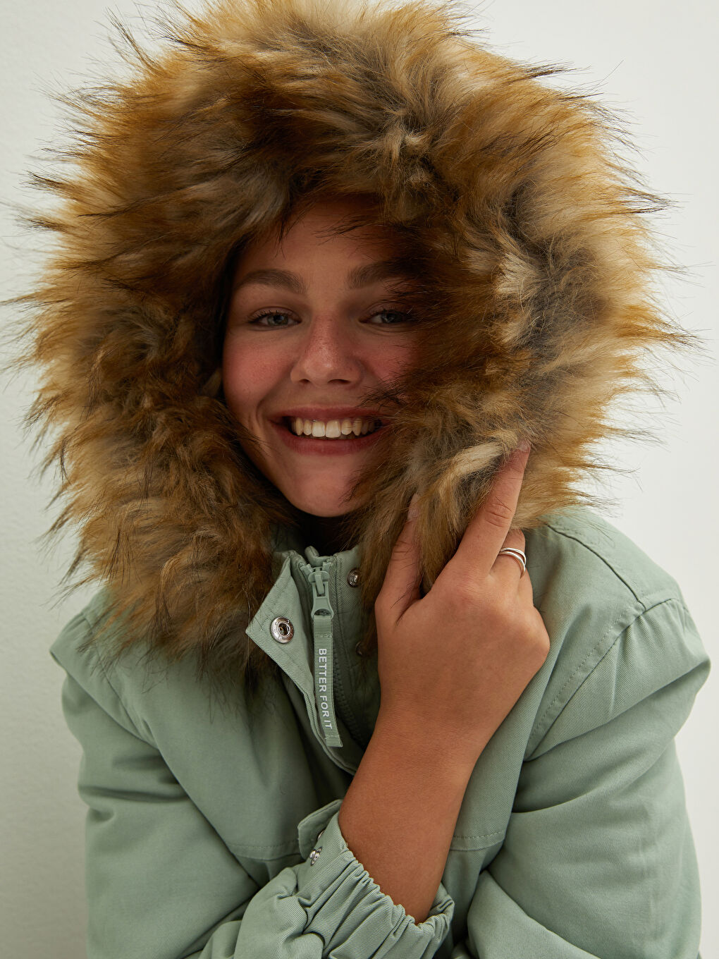 Manteau Parka pour Femmes en Gabardine avec Col à Capuche et Détail en Fourrure, Manches Longues-5