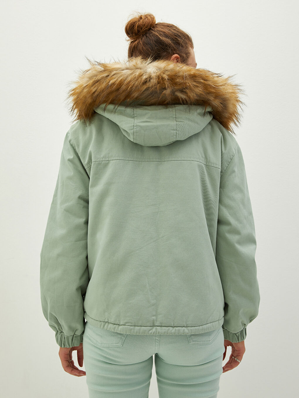 Manteau Parka pour Femmes en Gabardine avec Col à Capuche et Détail en Fourrure, Manches Longues-6