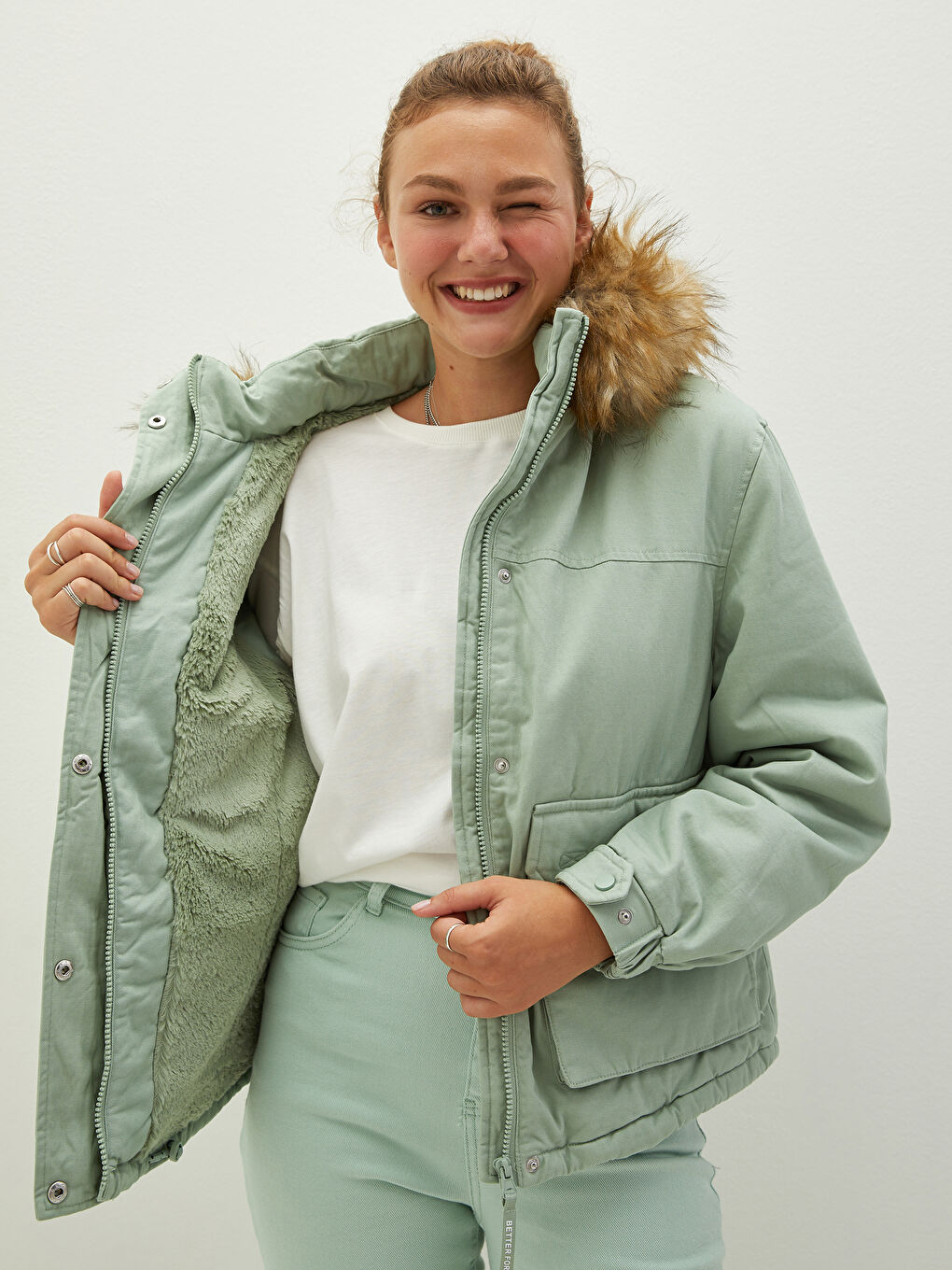 Manteau Parka pour Femmes en Gabardine avec Col à Capuche et Détail en Fourrure, Manches Longues-1