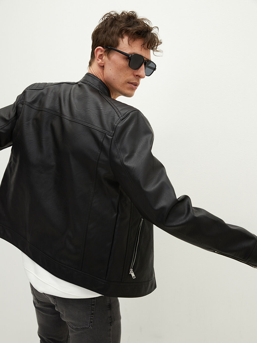 Пальто из искусственной кожи с отложным воротником стандартного кроя для мужчин