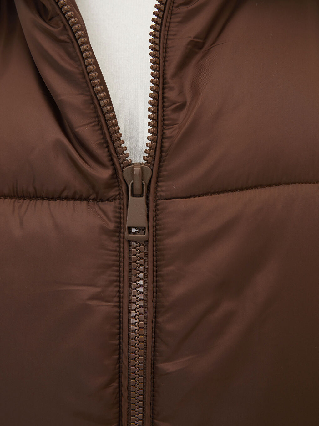 Kahverengi Kadın Kapüşonlu Düz Şişme Mont-4