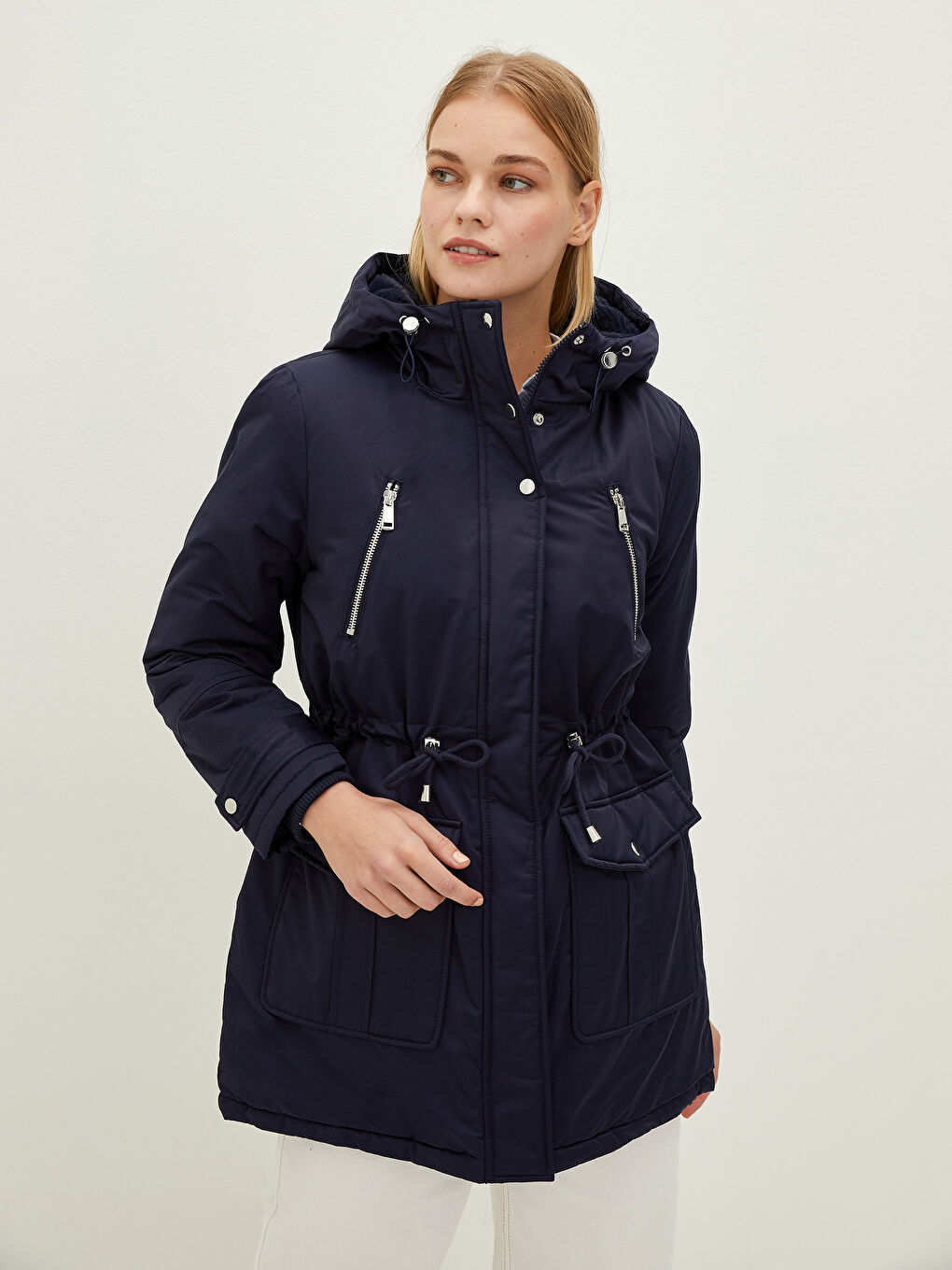 Kapüşonlu Düz Cep Detaylı Uzun Kollu Kalın Kadın Parka-1