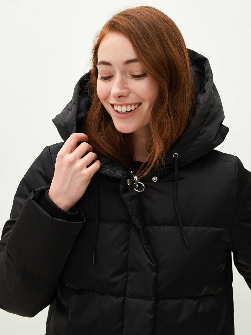 Әйелдерге арналған капюшонды өрнексіз ұзын жең қалың пуховик пальто-2