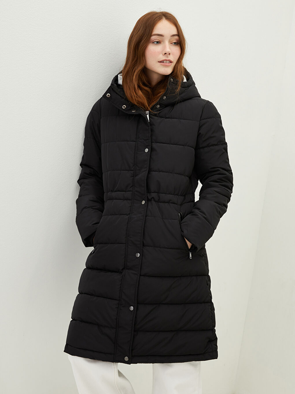 Пуховик с капюшоном, прямыми карманами и длинным рукавом для женщин-2