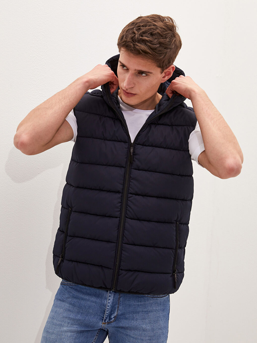 Vestă matlasată Slim Fit cu glugă pentru bărbați-1