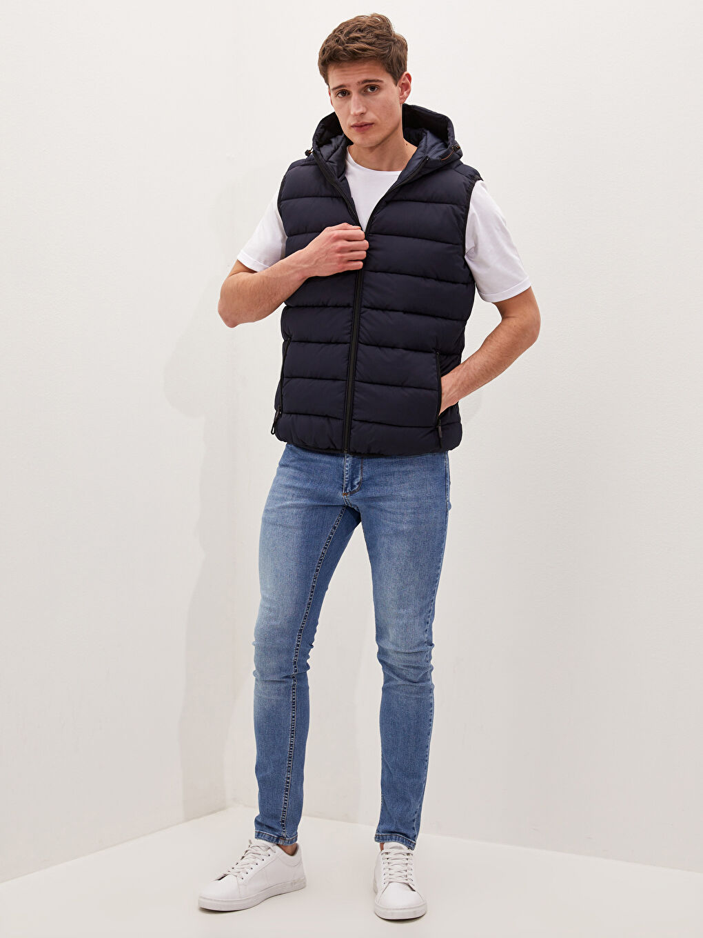 Vestă matlasată Slim Fit cu glugă pentru bărbați-2