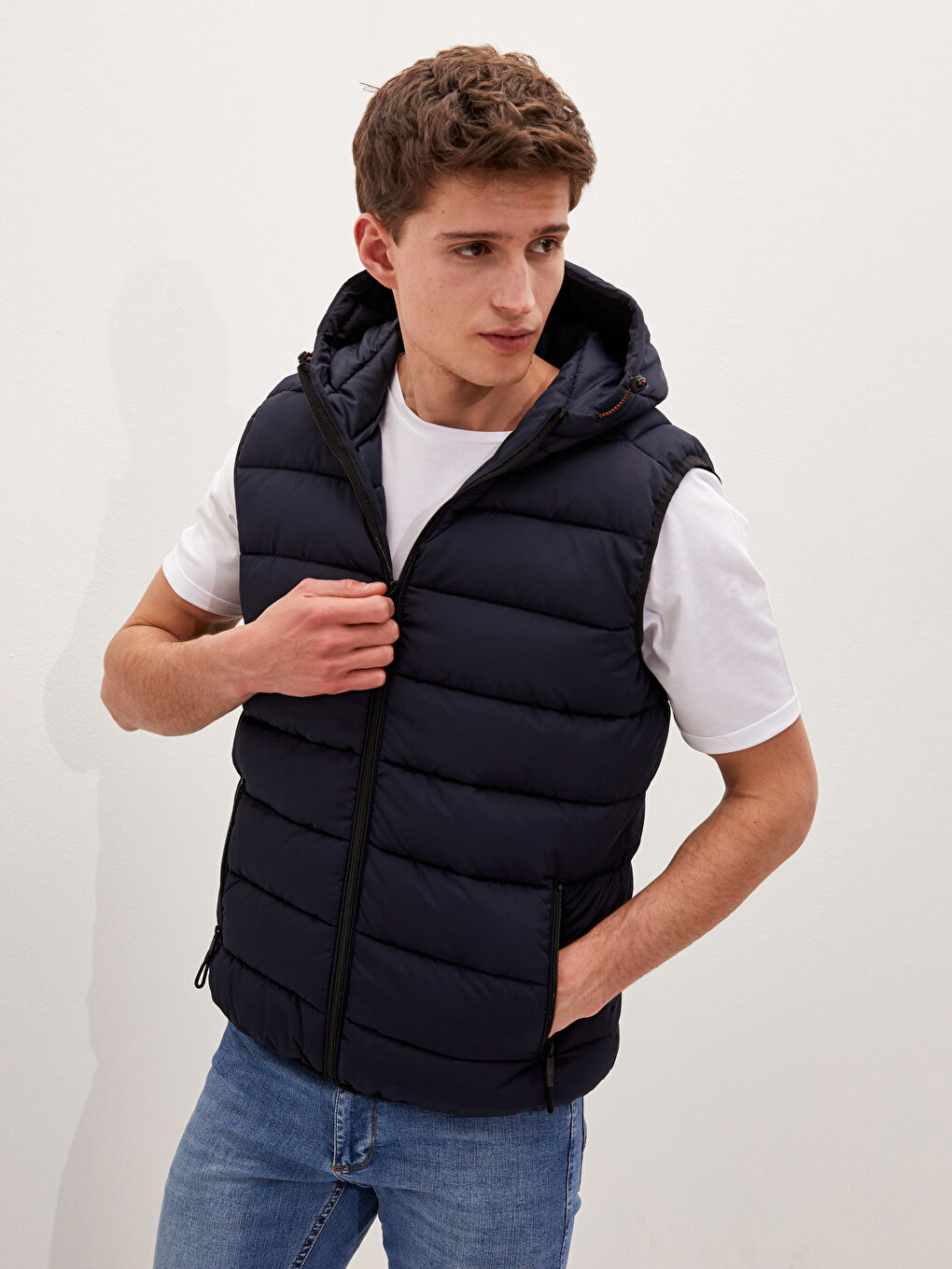 Vestă matlasată Slim Fit cu glugă pentru bărbați-3