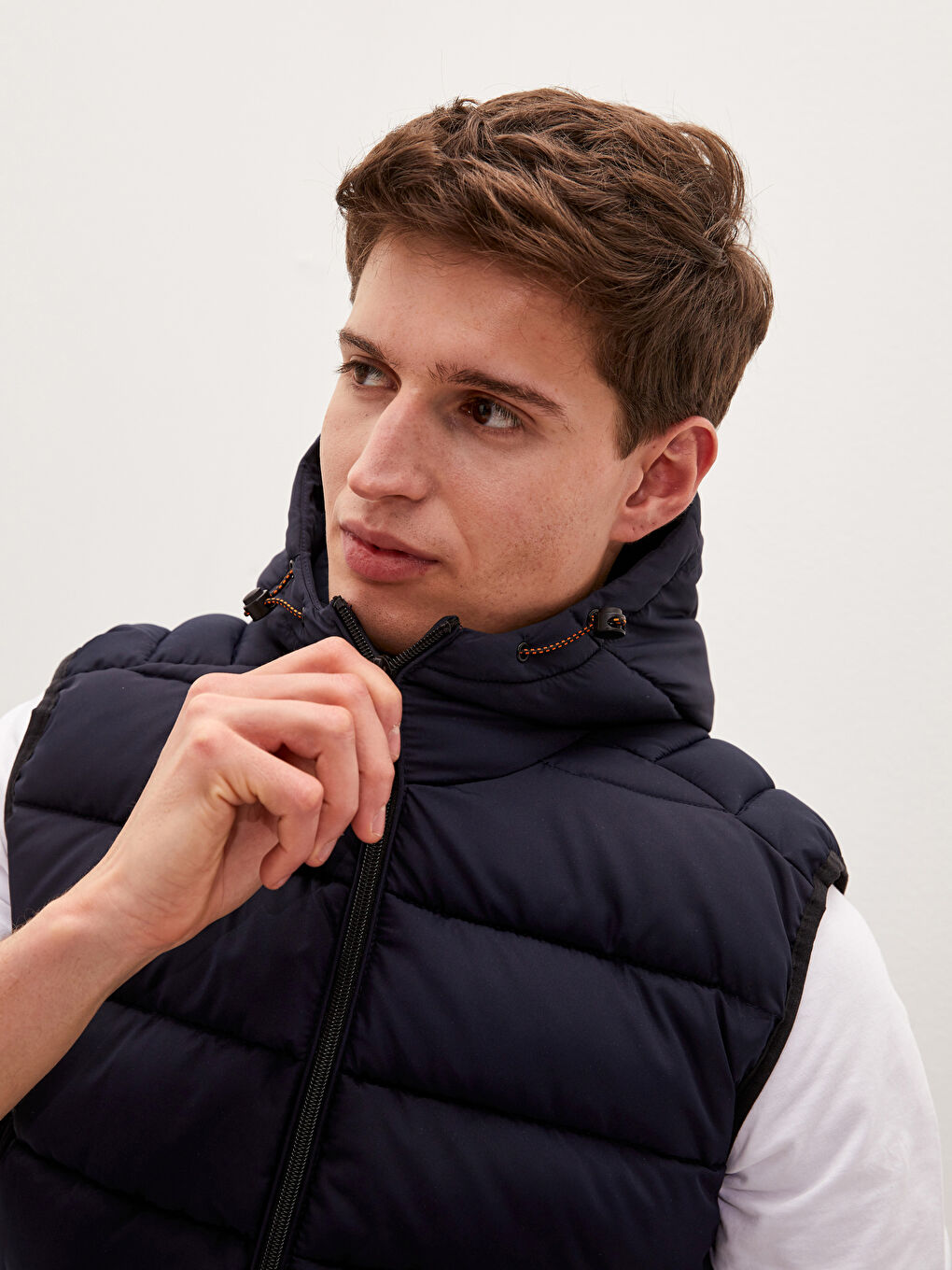 Vestă matlasată Slim Fit cu glugă pentru bărbați-4