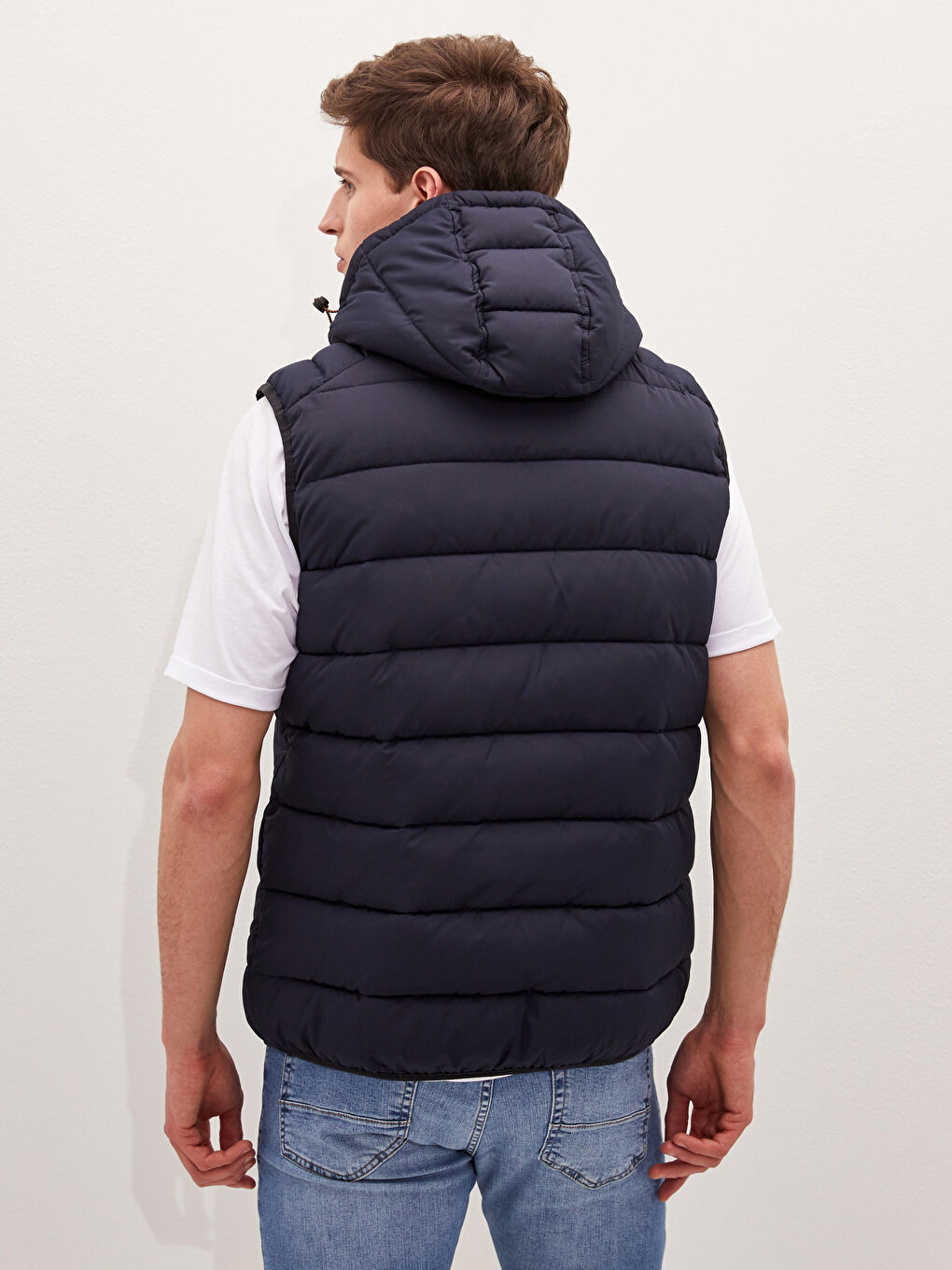 Vestă matlasată Slim Fit cu glugă pentru bărbați-5