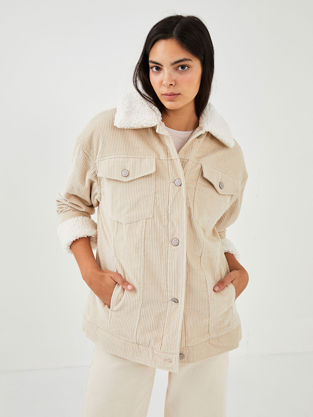 LCW Vision Manteaux Courts Pour Femmes En Velours Côtelé Avec Col De Chemise, Manches Longues Et Poches -W10605Z8-MEF