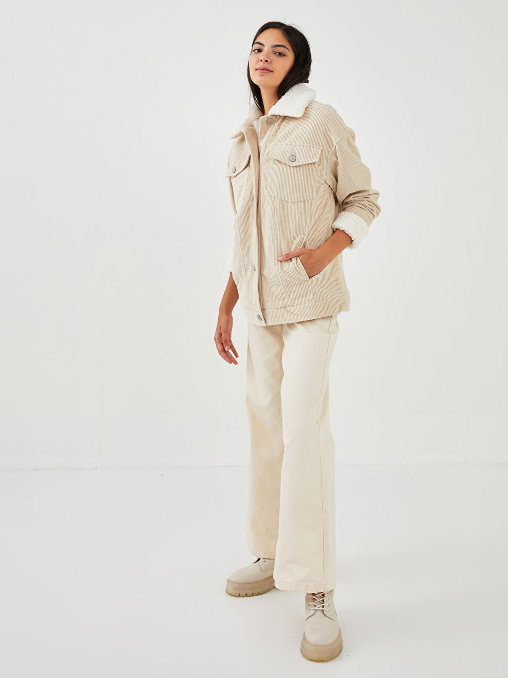 LCW Vision Manteaux Courts Pour Femmes En Velours Côtelé Avec Col De Chemise, Manches Longues Et Poches -W10605Z8-MEF